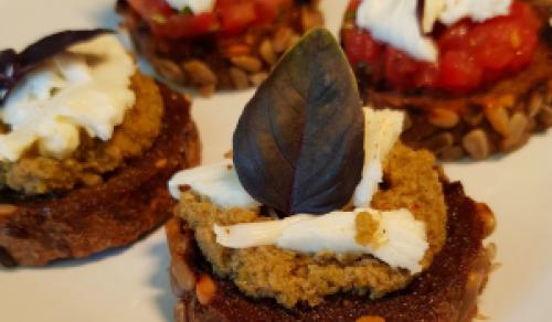 Crostini met trio van tapenade, mozzarella en basilicum